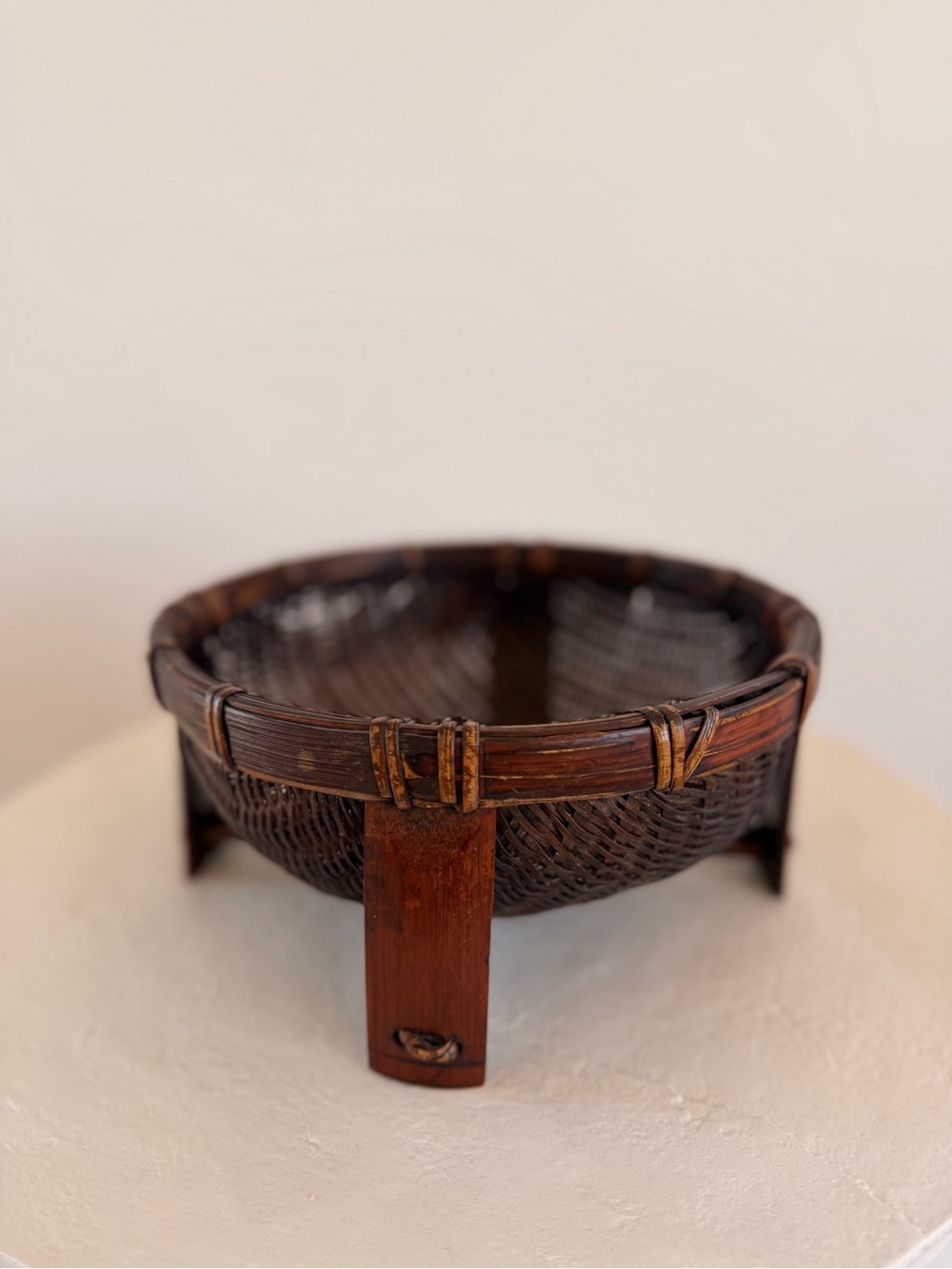 VINTAGE RATTAN WOVEN SEWING BASKET WITH WODD FOOTED LEGS JAPANDI WABI SABI ASIAN - Picture 5 of 7